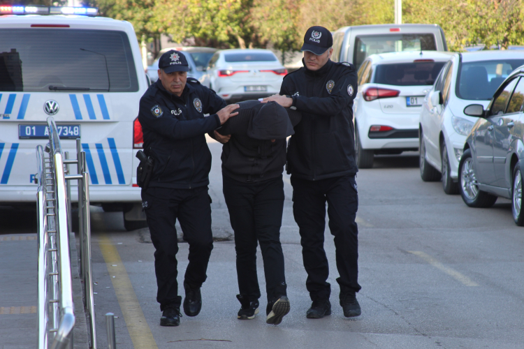 Adana'da otobüs şoförüyle motosikletli kadın birbirine girdi Sürücü adliyeye sevk edildi 2