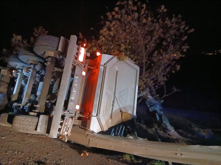 Hatay'da Hassa’da devrilen tırın sürücüsü yaralandı 2