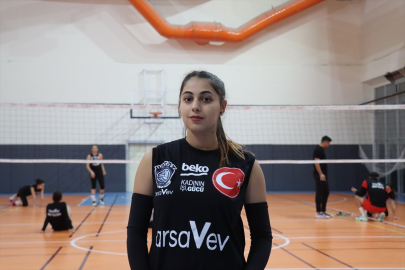 Hatay'da hukuk öğrencisi Yaren Kaba'nın voleybol kariyeri: Hem okuyor hem smaç vuruyor