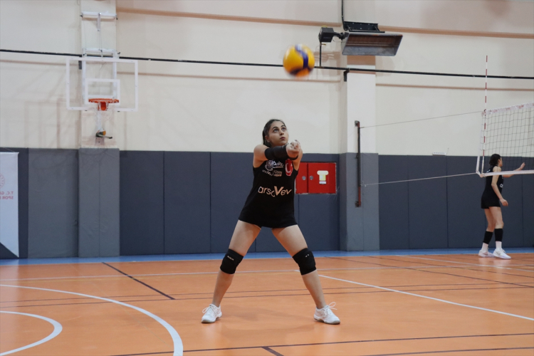 Hatay'da hukuk öğrencisi Yaren Kaba'nın voleybol kariyeri Hem okuyor hem smaç vuruyor 2