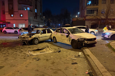 Kayseri'de savrulan araç kaldırımda yayalara çarptı: 4 yaralı