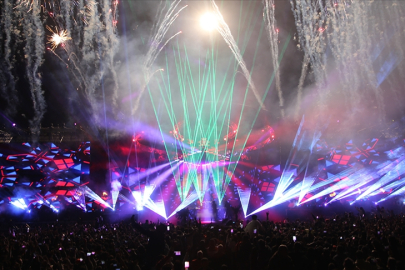 YILBAŞINDA KİM NEREDE SAHNE ALACAK? ÜNLÜ İSİMLERİN 2026 PROGRAMI BELLİ OLDU