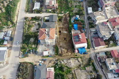 Hatay'da deprem enkazının altından tarih çıktı: Grekçe yazıtlı taban mozaiği bulundu