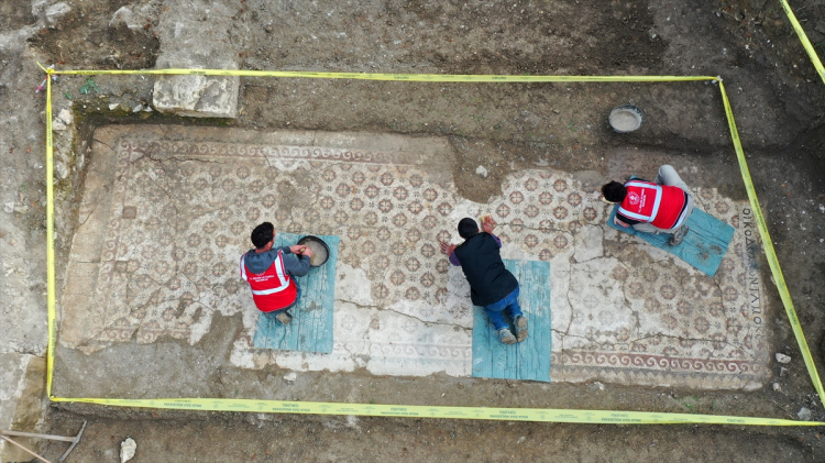 Hatay'da deprem enkazının altından tarih çıktı Grekçe yazıtlı taban mozaiği bulundu 2