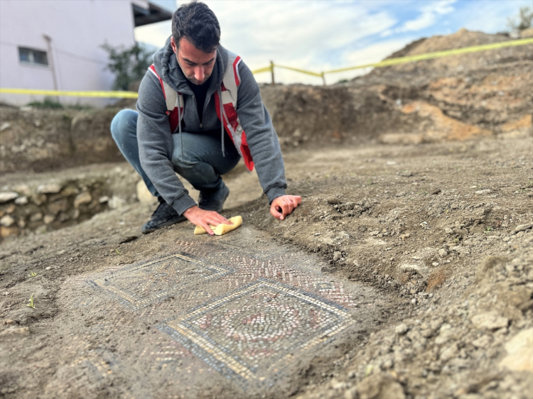 Hatay'da deprem enkazının altından tarih çıktı Grekçe yazıtlı taban mozaiği bulundu 5