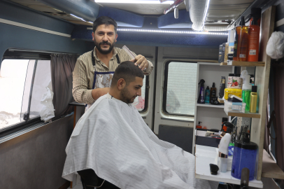 İlk kez görenleri şaşırtan mobil berber hizmete başladı