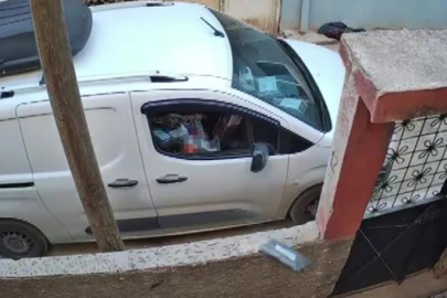 Kargoyu aracından inmeden bahçeye fırlattı