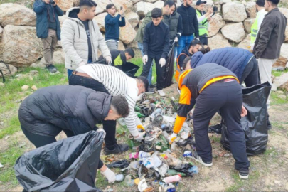 Adana’da Seyhan Nehri kenarında çöp toplama etkinliği