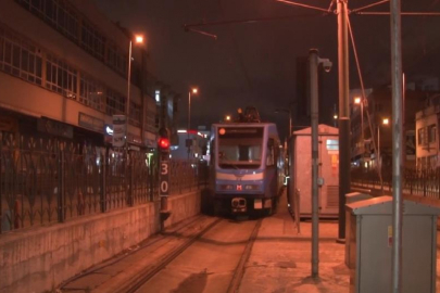 T4 tramvayı Topkapı'da raydan çıktı seferler aksadı