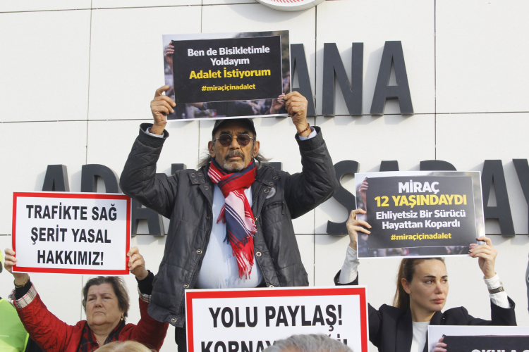 Miraç’ın ailesi Adana Adliyesi önünde adalet istedi