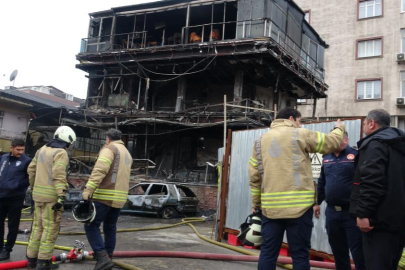 Pendik’te araç yangını kafe ve çevredeki binalara sıçradı