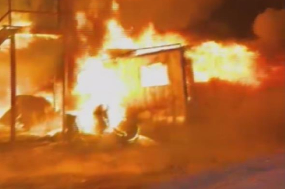 İşçilerin kaldığı konteyner yatakhane alevlere teslim oldu