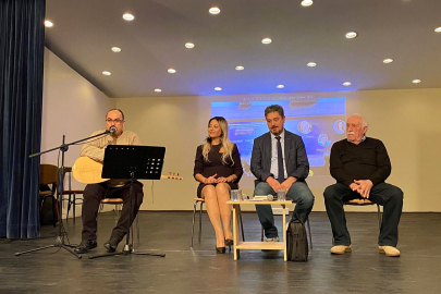 Şiirler depremzedeler için okundu, türküler umuda dönüştü