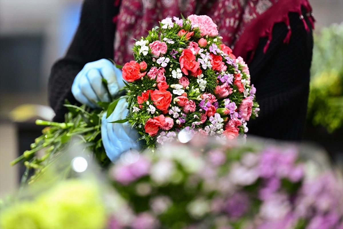 ÇİÇEK İHRACATÇILARI ROTAYI KÖRFEZ’E ÇEVİRDİ: HEDEF DUBAİ VE KATAR