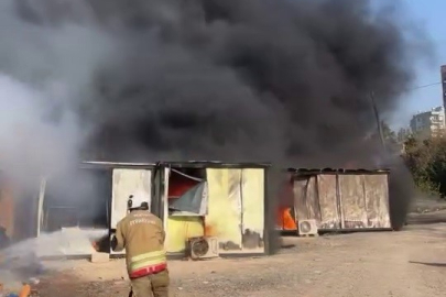 İskenderun’da işçilerin kaldığı konteyner yatakhane alevlere teslim oldu