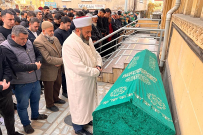 Kazada ölen nişanlı çift yan yana toprağa verildi