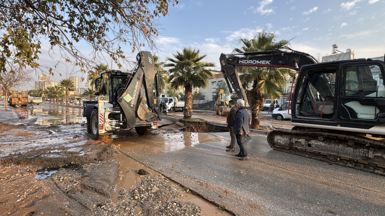 Adana’da içme suyu borusu patladı, yollarda göçük oluştu 3