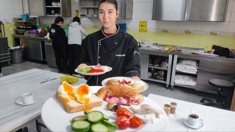 Adana’da meslek lisesi öğrencileri, halka açık kafede hem öğreniyor hem üretiyor 3