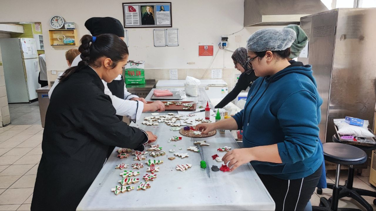 Adana’da meslek lisesi öğrencileri, halka açık kafede hem öğreniyor hem üretiyor 4