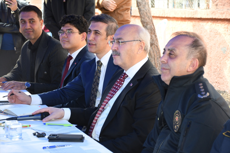 Adana Valisi Yavuz Selim Köşger, Yüreğir’de vatandaşların taleplerini dinledi 3