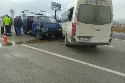 Afyonkarahisar’da yolcu minibüsü ve minibüs çarpıştı, 7 kişi yaralandı