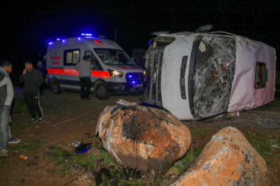 Diyarbakır’da minibüs devrildi: 16 Yaralı