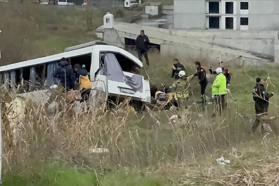 Esenyurt'ta feci kaza: Servis midibüsü devrildi, 4 kişi öldü, 7 kişi yaralandı