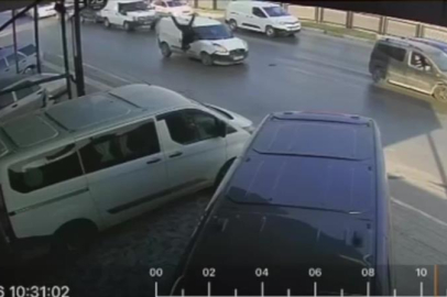 Hafif ticari araç yayaya çarptı: O anlar kamerada