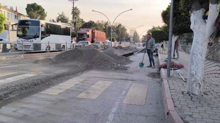 Hatay’da işçilerden soğuğa karşı halaylı çözüm 3