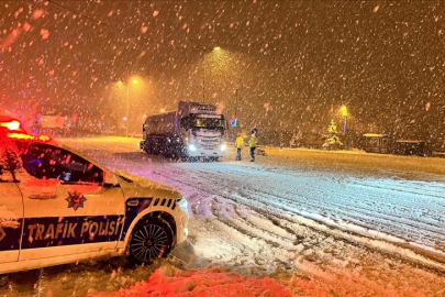 Yoğun kar yağışı birçok ilde ulaşımı etkiliyor