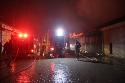 Hatay sanayi sitesinde çıkan yangında esnaf araçlarını kurtarmak için zamanla yarıştı