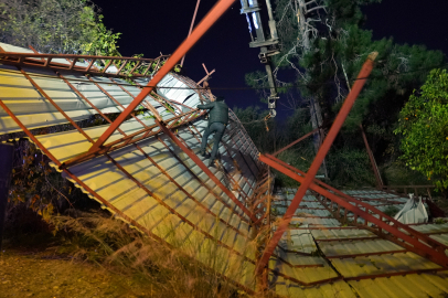 Mersin’de şiddetli rüzgâr hayatı olumsuz etkiledi