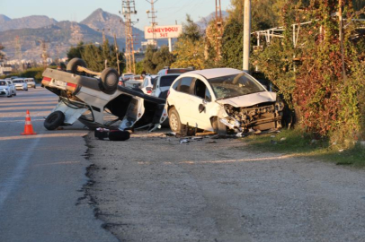 Adana’da hatalı sollama faciası: Takla atan otomobilde 2 kişi ağır yaralandı