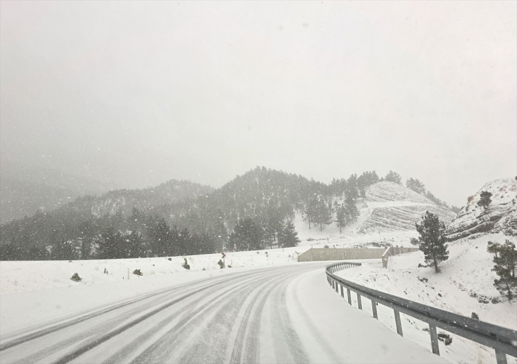Adana'da Pozantı'nın yüksek kesimleri beyaza büründü 2