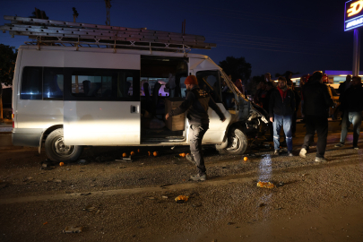 Adana Kozan’da tır ile minibüs çarpıştı: 2 işçi yaralı