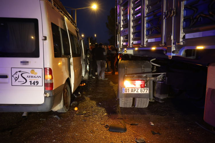 Adana Kozan’da tır ile minibüs çarpıştı 2 işçi yaralı 2