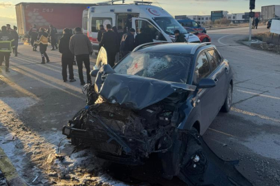 Afyonkarahisar’da öğrenci servisi ile otomobil çarpıştı: 18 yaralı