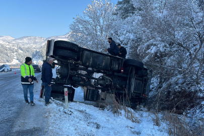 Siirt’te tır ve minibüs devrildi, 4 kişi yaralandı