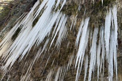 Yazın 50 dereceyi gören Adana’da buz sarkıtları oluştu