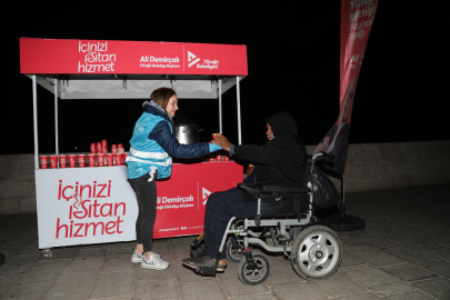 Yüreğir Belediyesi’nden vatandaşların içini ısıtan ücretsiz sıcak çorba hizmeti