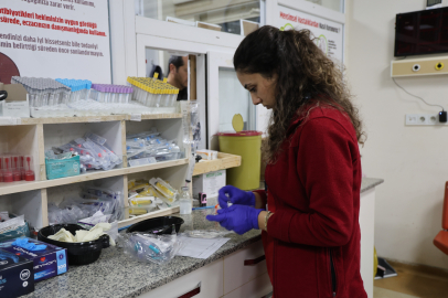 Adana’da sağlık çalışanları, yeni yılı hastalarına şifa dağıtarak ve görevlerinin başında karşıladı