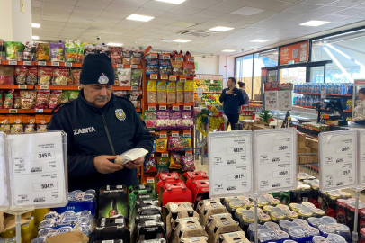 Karataş Zabıtası yeni yıl öncesi halk sağlığı için sahada