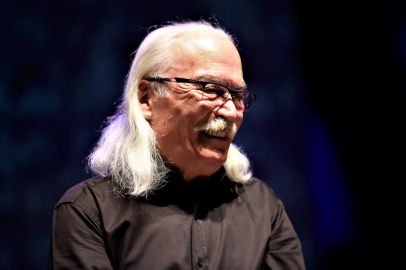 Ünlü sanatçı Cahit Berkay'ın aracıyla daldığı restoranın işletmecisi o anları anlattı