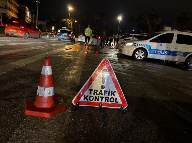 Adana’da 2026’nın ilk dakikalarında bir sürücü trafik uygulamasında alkollü çıktı, gazeteciye saldırdı 2