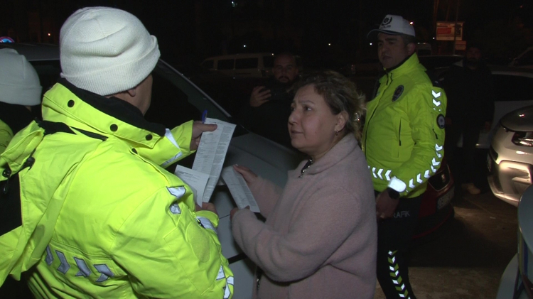 Adana’da 2026’nın ilk dakikalarında bir sürücü trafik uygulamasında alkollü çıktı, gazeteciye saldırdı 3