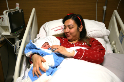 Adana'da 2026'nın ilk sürprizi: "Poyraz" bebek tam saat 00.00'da doğdu