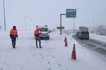 Bolu Dağı’nda TIR makasladı: Otoyol açıldı, D-100 kapalı