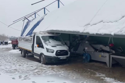 Hatay’da karın ağırlığını taşıyamayan fabrika çatısı çöktü: 3 araç zarar gördü