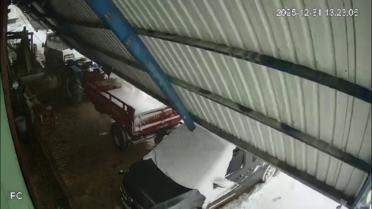 Hatay’da karın ağırlığını taşıyamayan fabrika çatısı çöktü 3 araç zarar gördü 2