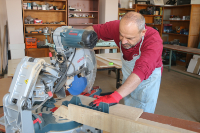 Adana'da ahşap meraklısı müdür görev yaptığı okulun mobilyalarını kendi üretiyor